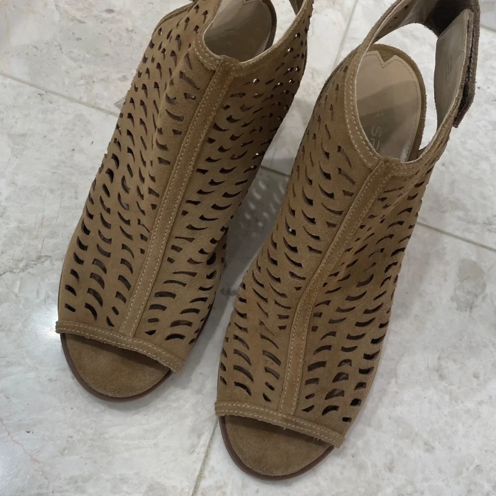 VIA SPIGA {10} Tan Wedge Shoes Peep Toe Laser Cut-out Design